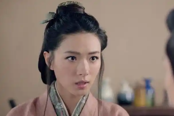 可惜啊,话剧行业慢慢不行了,除了继续表演,万茜也只好找找别的门道.