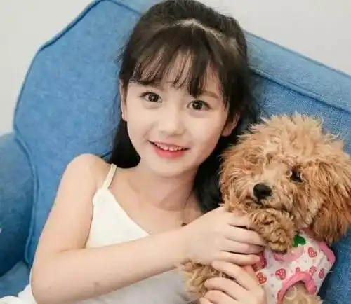 梳着两个可爱的小麻花辫   眼睛里满是纯真无邪   这个表情简直就像