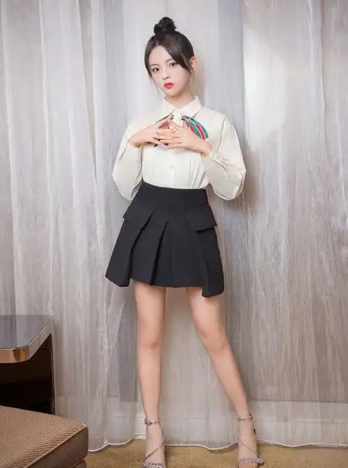 杨超越才是真正的腿精挑战10cm裙子效果太好看了