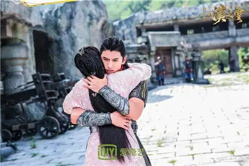 爱奇艺独播《轩辕剑之汉之云》 张云龙关晓彤"挠痒痒式"恋爱引网友大