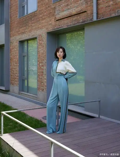 刘敏涛的红色高跟鞋风情万种,真迷人,大女人的春天来了!