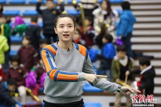 宋佳重返真人秀《一年级》受到孩子们欢迎(图)