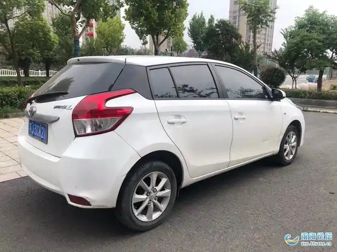 白色两厢,16年丰田-致炫,自动挡,车况超好,里程少,原车主女士用车讲究