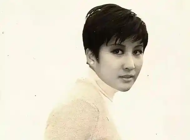 李小龙死在她床上,向华强娶她为妻,这个叫丁佩的女人有多狠?