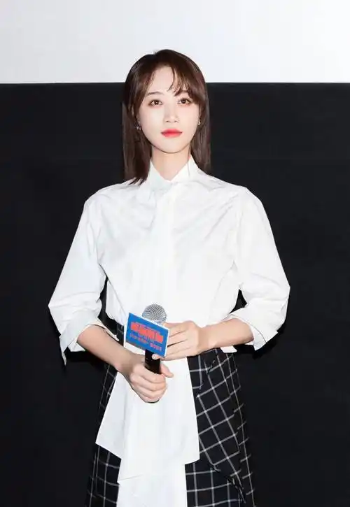 30岁的蓝盈莹衣品也太好了吧,休闲套装搭配齐肩短发,简约又精致_衬衫