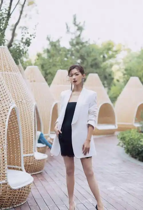 原创万茜对流行趋势了如指掌下衣失踪博足眼球裙子很短但显气质