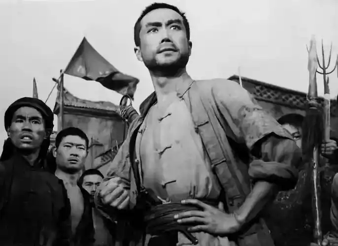 在革命题材电影层出不穷的时代,《洪湖赤卫队》为何引起轰动?