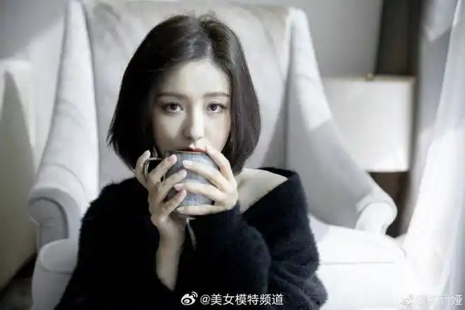 佟丽娅短发造型拍写真温婉清冷穿黑色居家服露香肩锁骨