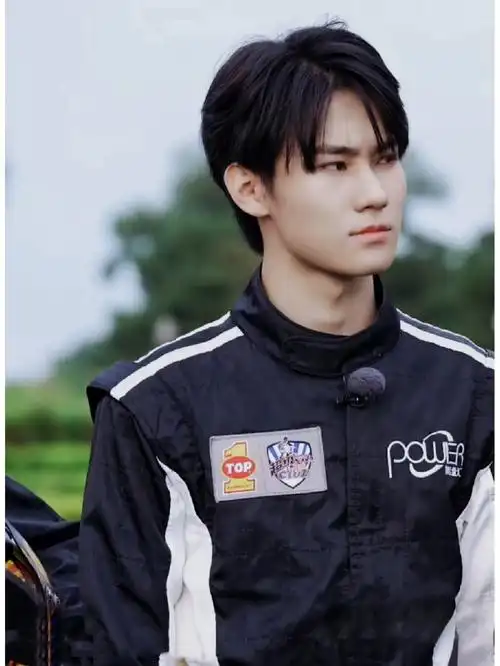 98张真源穿上赛车服简直就是完美身材配上完美的颜值#张真源