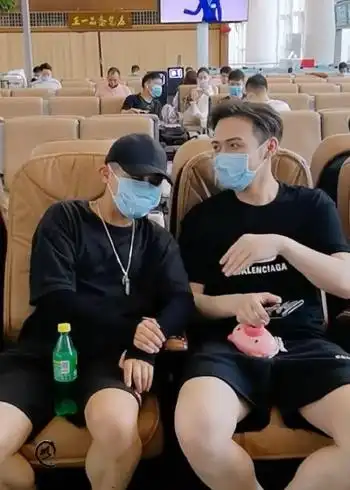 请欣赏张彬彬和助理弟弟堂兄弟的演戏日常