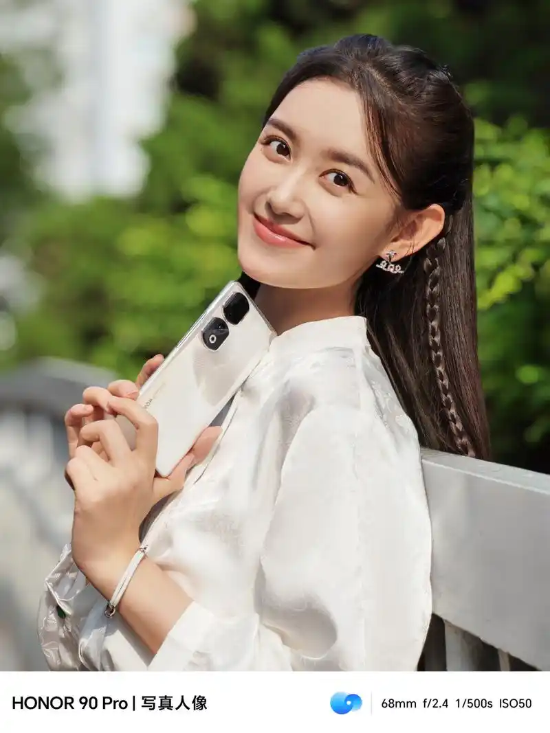 蒋依依毕业照#知名演员蒋依依毕业了,这是一组用荣耀90系列拍摄的