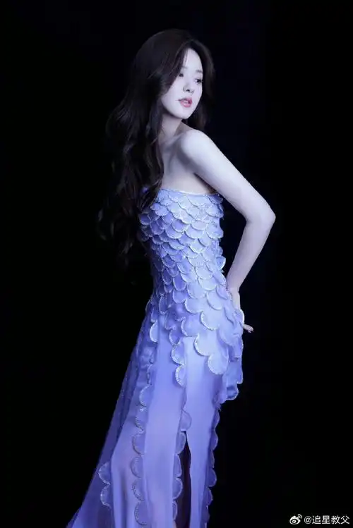 赵露思蓝色吊带裙