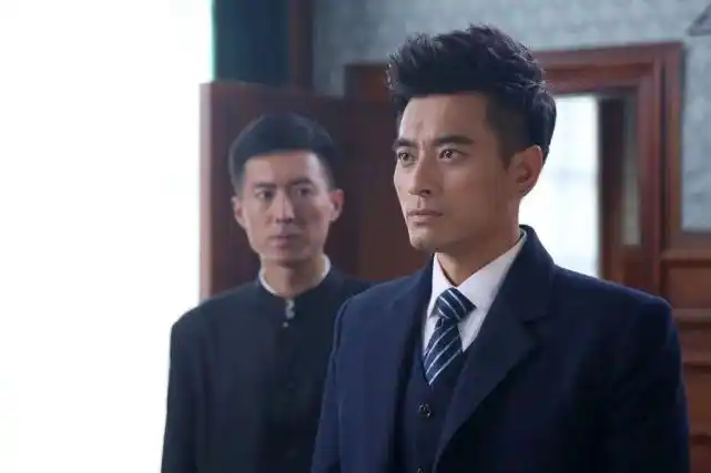 (电视剧《热血枪手》剧照)该剧讲述了年轻的留洋爱国青年马亮成回国