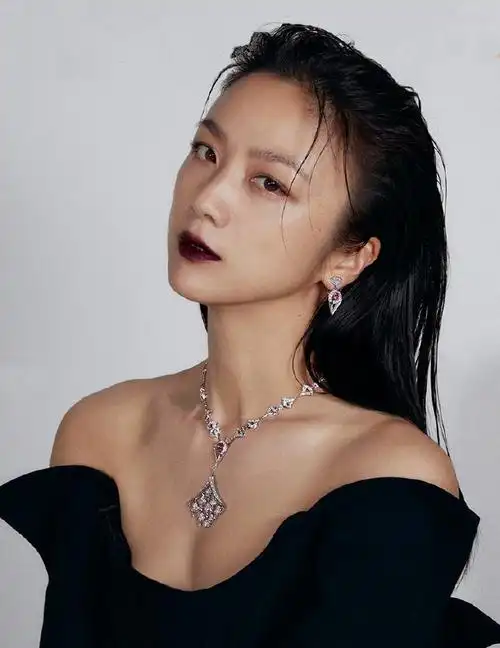 汤唯嘉人韩版8月刊封面##汤唯暗红唇妆造型