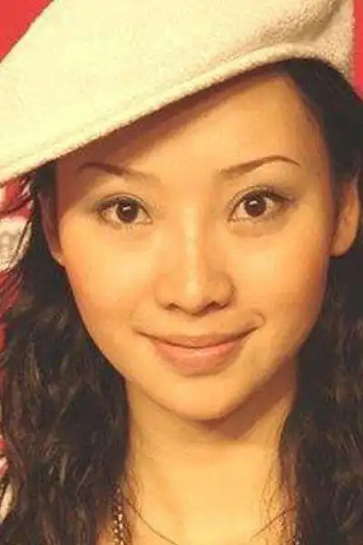 柳岩整容前罕见旧照片流出 胸部被指天然的