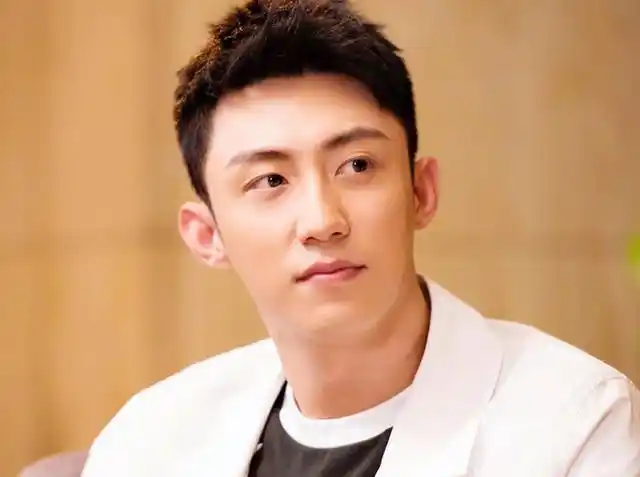 自带笑点的演员黄景瑜,保持自己的步调,用角色的多变证明演技