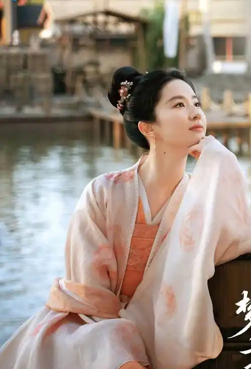 原创刘亦菲素颜出镜穿条纹睡衣像病号服和好友一起聚餐喝红酒