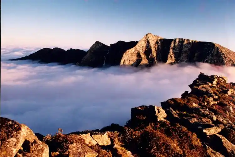 太白山一一秦岭主峰,海拔3765.7米,是中国南北分水岭.