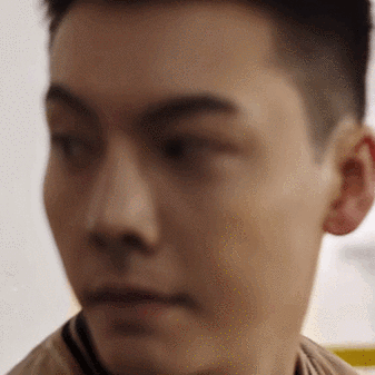 随性时尚的穿搭氛围狠狠拿捏,陈伟霆超话的短发也好cool好帅,一整个爱