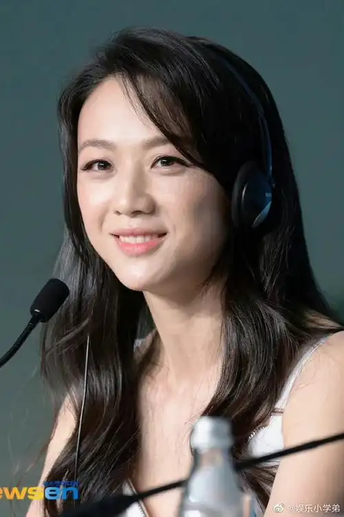 汤唯戛纳蓝天白云裙