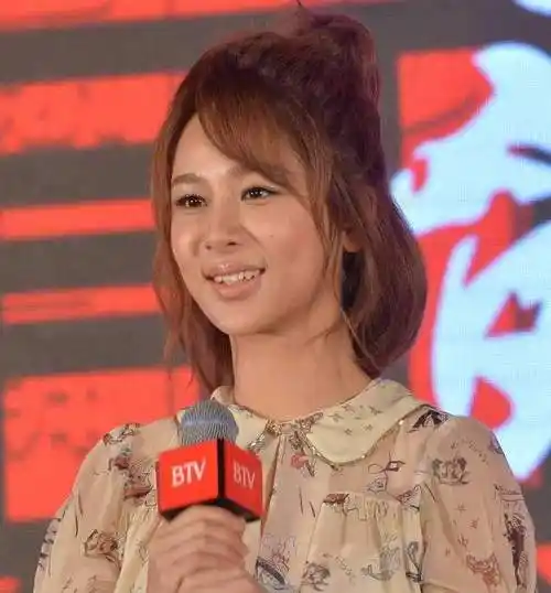 原创杨紫年后首次公开亮相山根粗壮法令纹抢镜自曝要进组拍新剧了