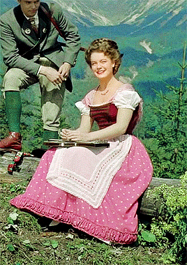 《茜茜公主》50套裙子欣赏:别只看主角的蓬蓬裙,配角服饰也精美