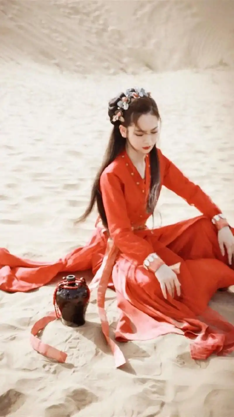 戚薇红衣古装写真