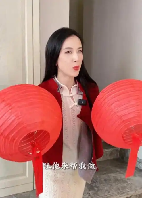 杨子秀厨艺黄圣依帮系围裙超甜儿子一个招人爱一个帅各有千秋