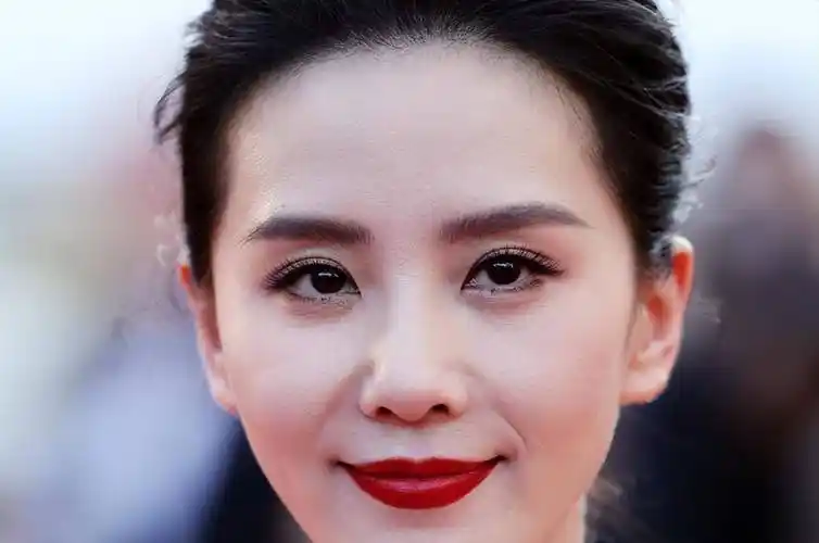 从记者发的图可以看出,刘诗诗虽然脸型五官没有大的变化,但脸上已经有