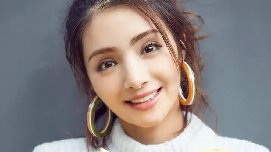 美女明星麦迪娜桌面壁纸