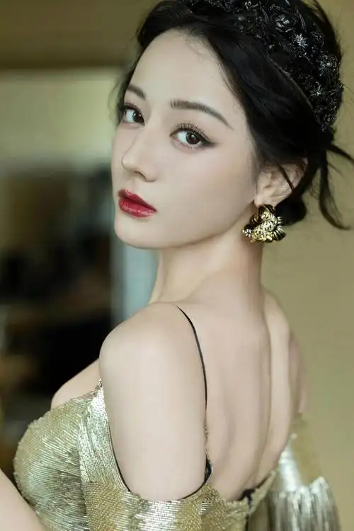 —迪丽热巴 这套礼裙,简直像画里走出来的公主