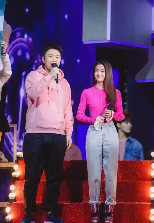 张雪迎的造型风格自然有着属于这个年龄段的个性和感觉