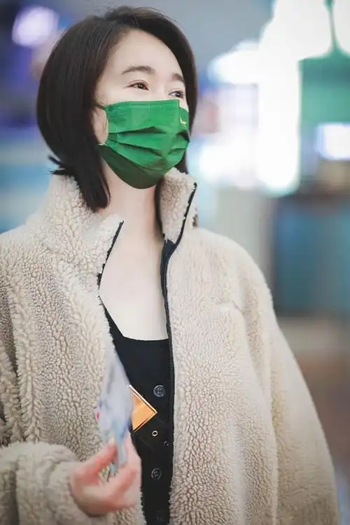 只见左小青做了个短发发型,干练的发型衬得左小青非常干练和有型,我们