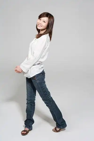 年轻女性全身肖像