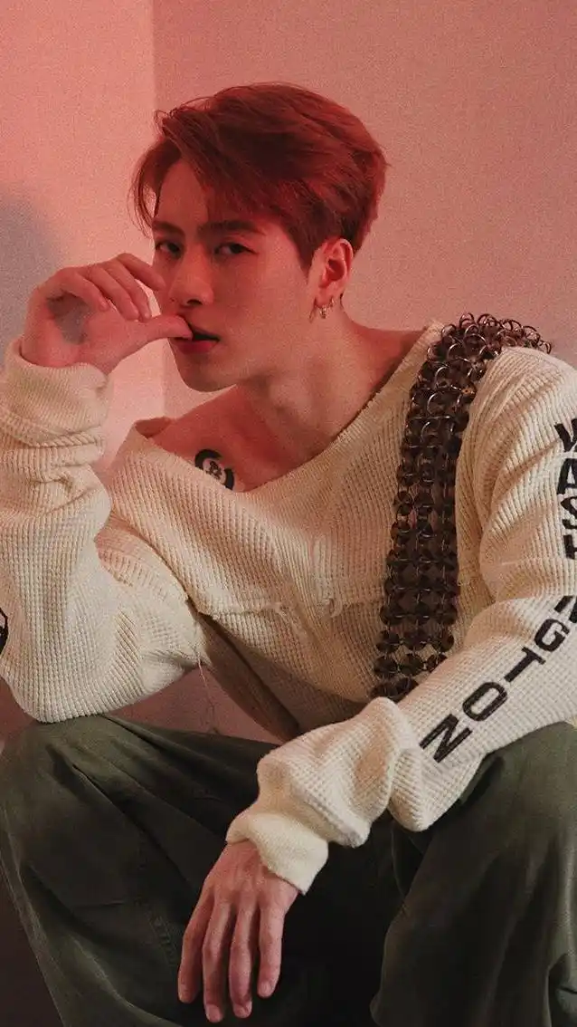 歌手王嘉尔,舞台能力超强,穿搭时尚,来看帅照吧