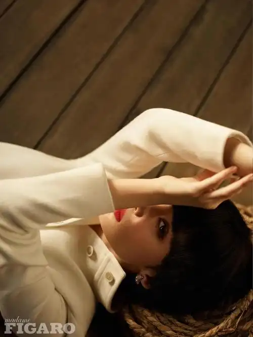 古力娜扎酷飒短发写真太美了魔鬼身材性感靓丽