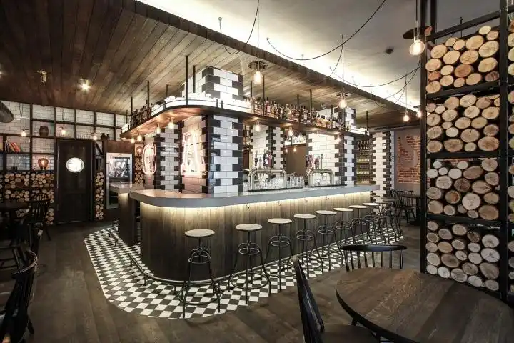 地板搭配黑白格的马赛克瓷砖,让整个酒吧呈现出一派欧洲西部地域风情