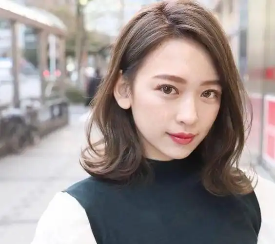 中长发是最有女热也最显气质的发型,但一定要控制好卷度的大型.