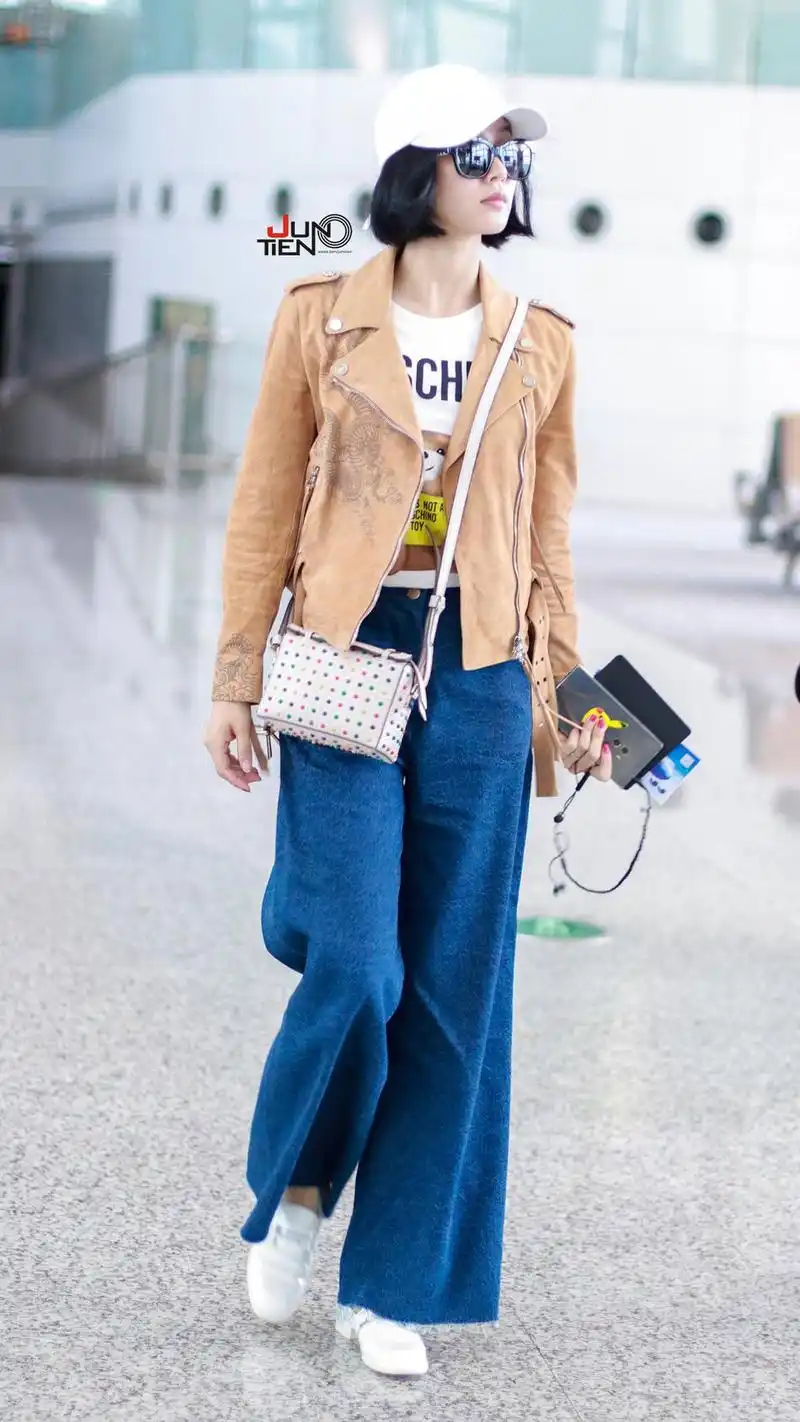 刘诗诗身穿超短皮衣搭配牛仔阔腿裤亮相机场,闪闪发光魅力十足