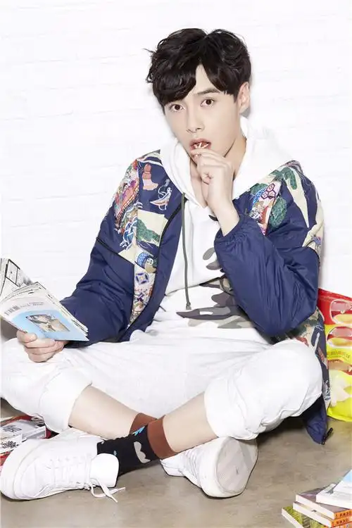 治愈系美少年!方逸伦阳光帅气眼神撩人[1]- 中国日报网