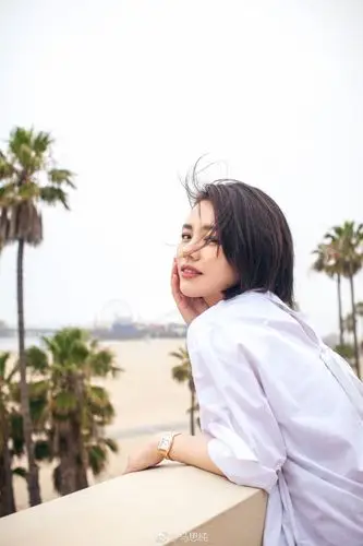 撞脸高圆圆?马思纯短发白衬衣 尽显干净利落