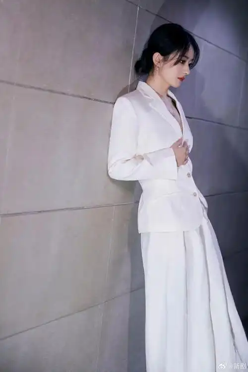 赵丽颖白色西装造型大片简洁干练太有魅力了