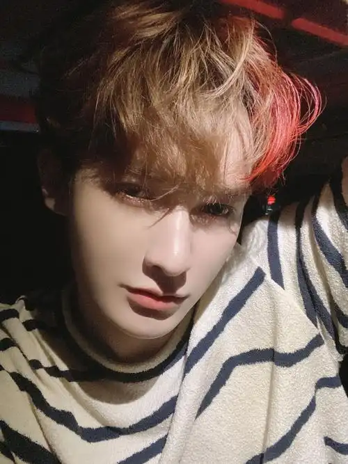 朱正廷新闻200831正廷限定版红发自拍存货送达神仙发色配上神仙颜值