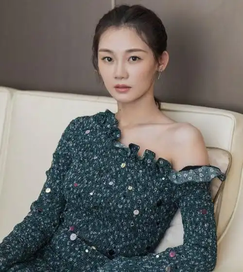 苗苗:因《芳华》一举成名,现如今三年抱俩,爱情甜蜜令人羡慕_网易订阅