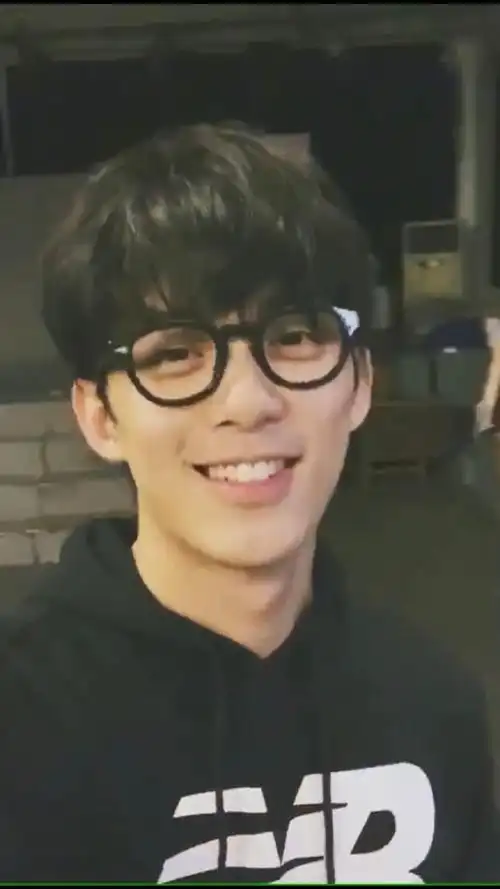 吴磊清早更新微博故事 瘪嘴撒娇奶味十足