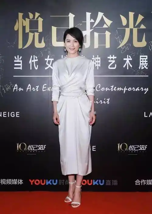 原创俞飞鸿就算年纪大了身材仍保持年轻打扮时髦美得挑不出毛病