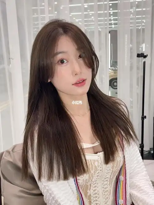 长直发的小姐姐看过来,一定要有一个氛围感刘海点缀一下#长沙发型设计