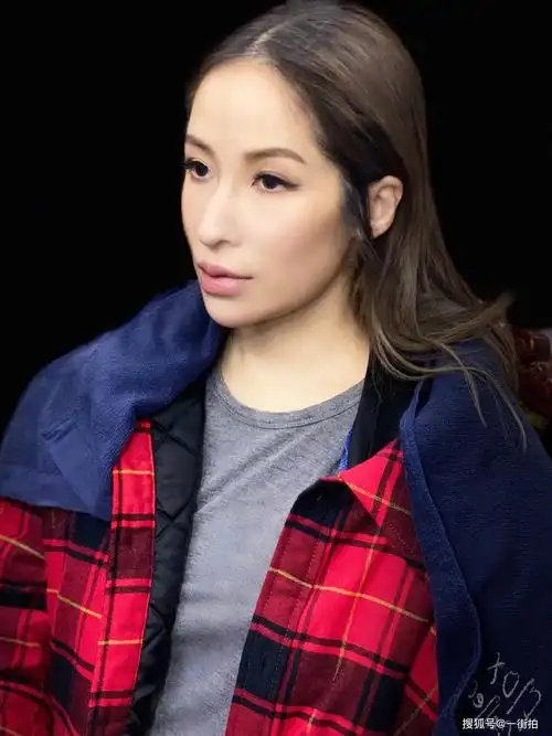 41岁萧亚轩霸气回归,穿豹纹装染超浅发色,被爱情滋润状态显年轻_照片