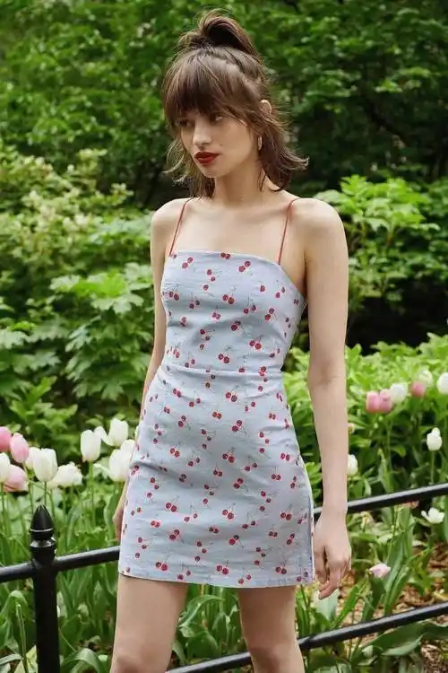 而吊带裙的度假感更多一些,同时你可以在外搭一件开衫或是针织外套