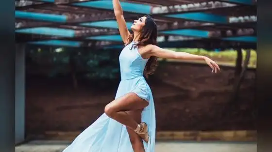 穿裙子跳舞的女者